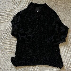 Johnny was Women’s Black Sheer velvet Button-Front Top
